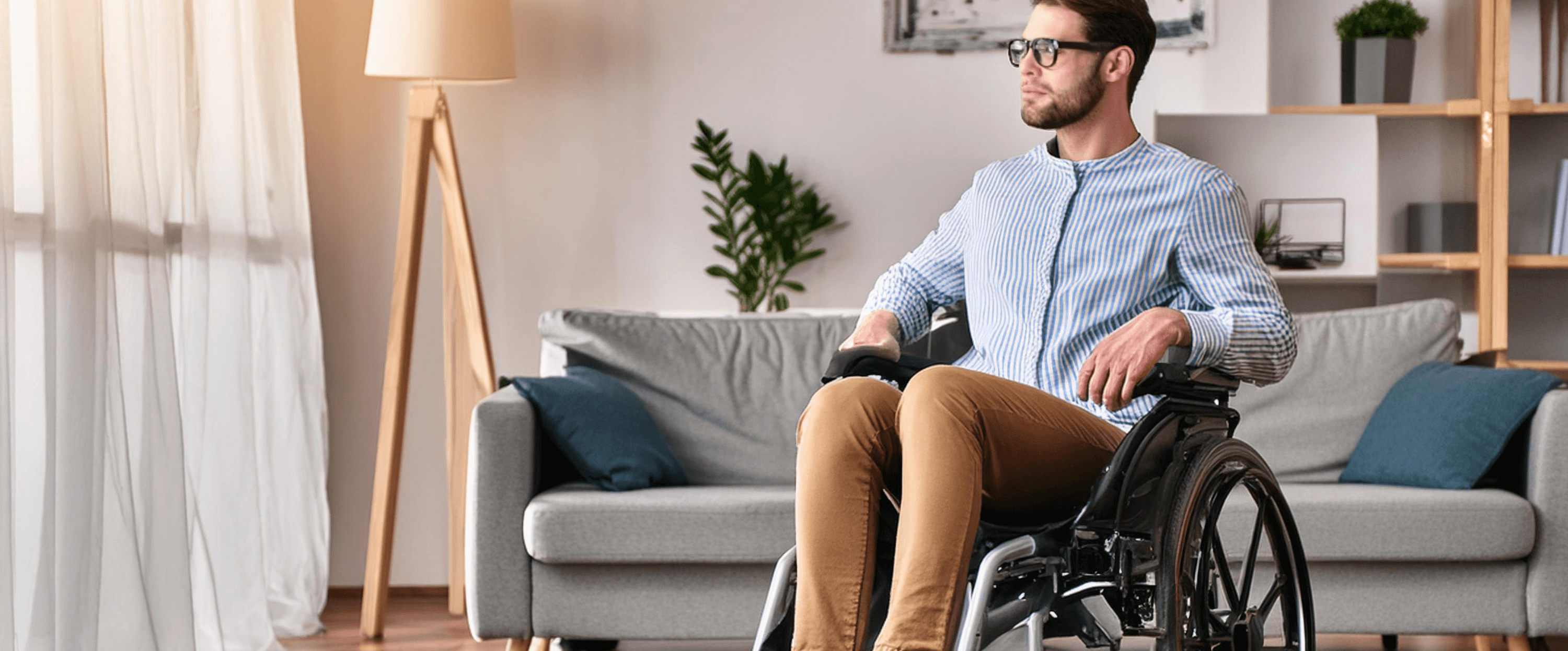 Mann sitzt im Rollstuhl